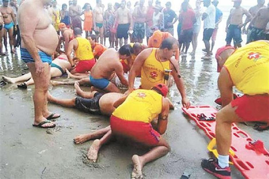 Un grupo de rescatistas tratando de dar auxilio a los afectados por la descarga el&eacute;ctrica. (Foto: Polic&iacute;a Militar)