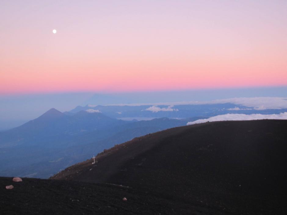 La vista hacia el lago de Atitl&aacute;n desde el volc&aacute;n Acatenango muestra las maravillas de la naturaleza. (Foto: Facebook Erbin Toledo)
