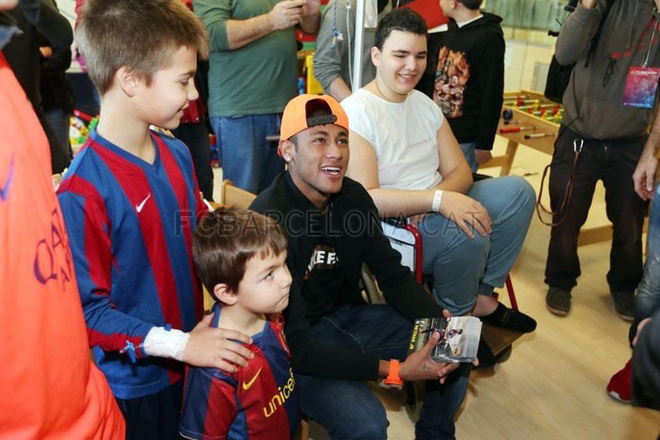 Neymar comparti&oacute; con ni&ntilde;os del hospital Sant Joan de Deu en Barcelona. (Foto: FCB)
