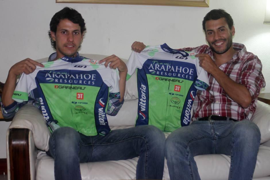 Julio y Alejandro posaron para Soy502 con los mailots de su nuevo equipo. (Foto: Doulgas Suruy/Soy502)