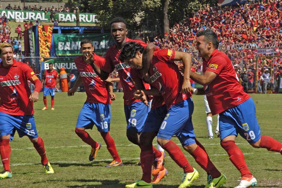 Los jugadores de Municipal celebran el gol de la victoria anotado por Marco Ciani. (Foto: Nuestro Diario)