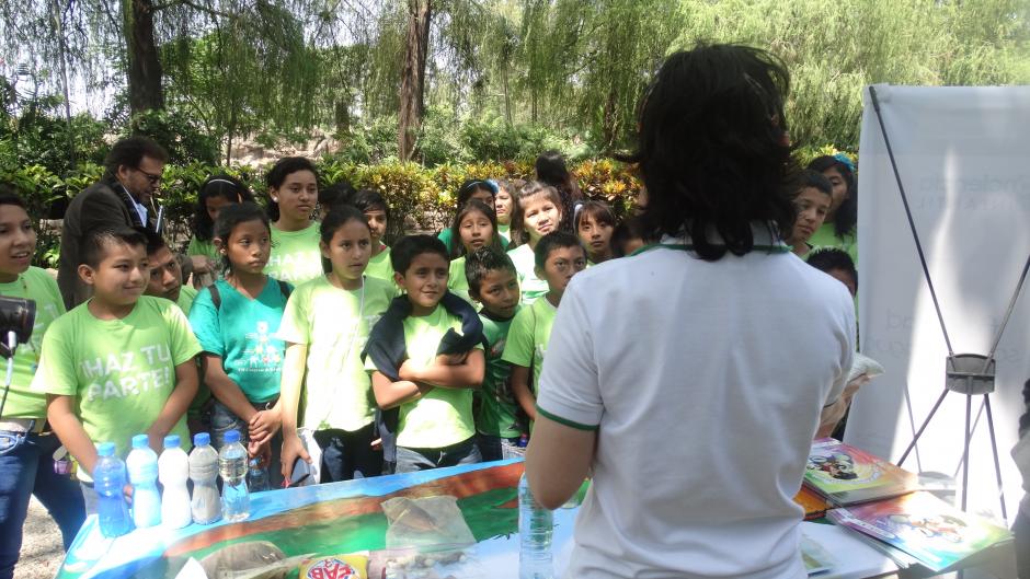 Cientos de ni&ntilde;os aprendieron a mantener limpios los lagos y reciclar sus desechos en el zool&oacute;gico de La Aurora. (Foto: Francelia Solano/Soy502)&nbsp;