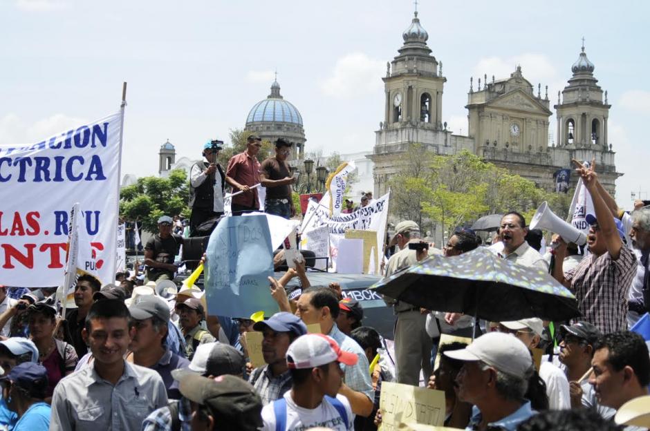 La marcha pac&iacute;fica de las organizaciones campesinas se concentra frente al Palacio Nacional de la Cultura. (Foto: Pedro Pablo Mijangos/Soy502)&nbsp;