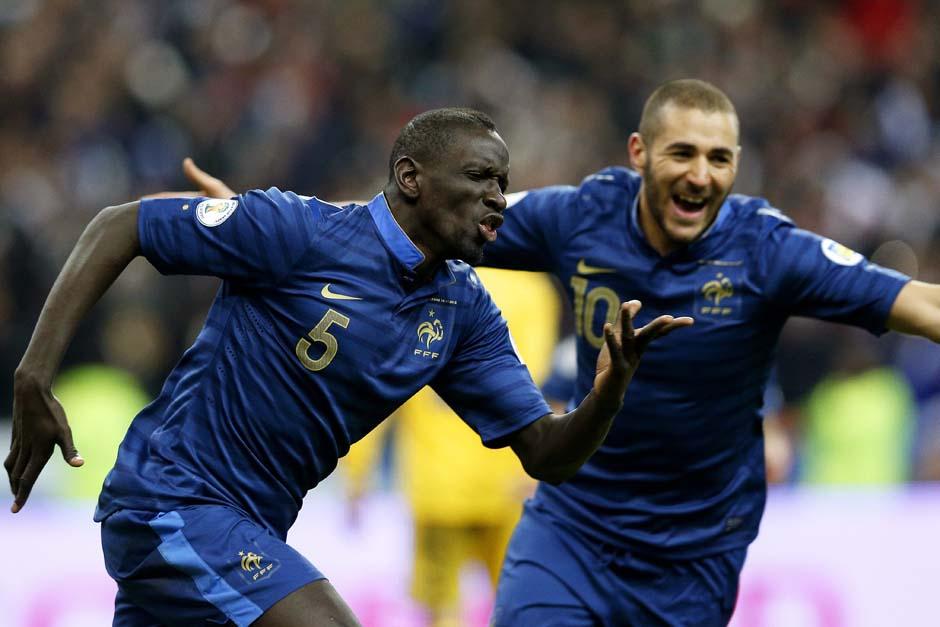 Mamadou Sakho celebra una de las anotaciones francesas junto a Karim Benzema. (Foto: Yoan Valat/EFE)