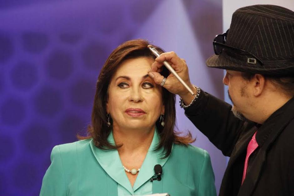 Sandra Torres cuid&oacute; hasta el m&aacute;s m&iacute;nimo detalle de su apariencia durante el Foro de Presidenciables 2015. (Foto: Pedro Mijangos/Soy502)