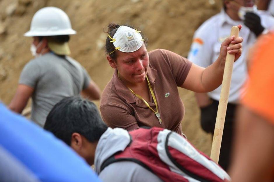 Familiares de las v&iacute;ctimas colaboran con los rescatistas con la esperanza de hallar con vida a sus seres queridos. (Foto: Soy502/Wilder L&oacute;pez)