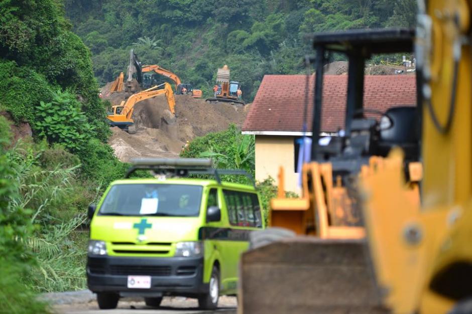 Maquinaria pesada inicia las labores de rescate este lunes, cuatro días después de la tragedia en El Cambray II. (Foto: Soy502/Jesús Alfonso)