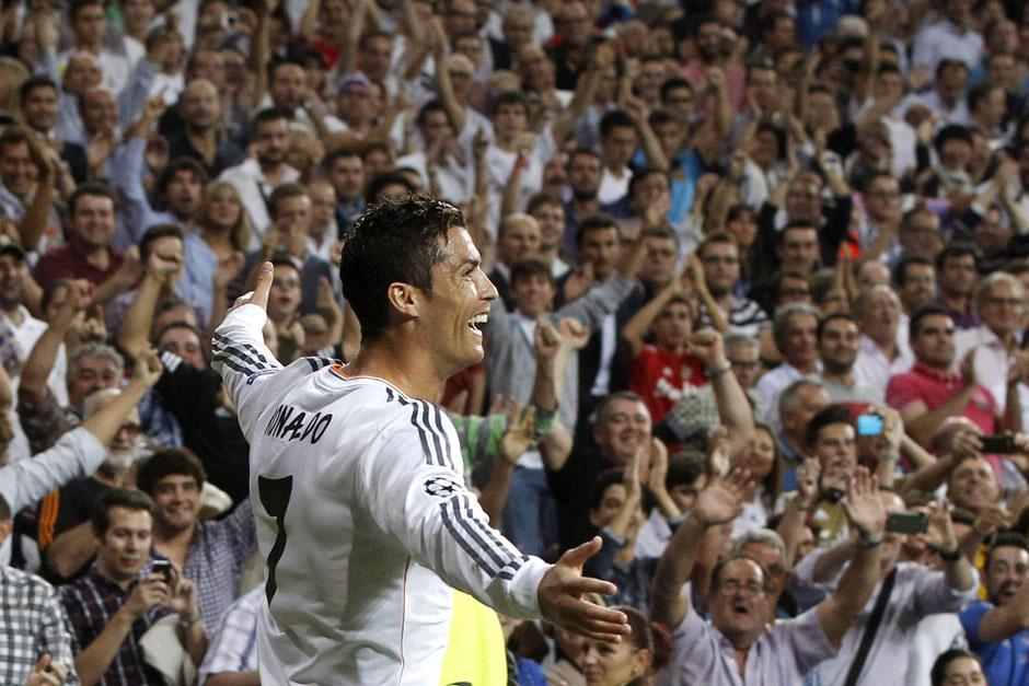 Cristiano Ronaldo celebra su primer gol durante el encuentro ante el p&uacute;blico del Bernab&eacute;u.
