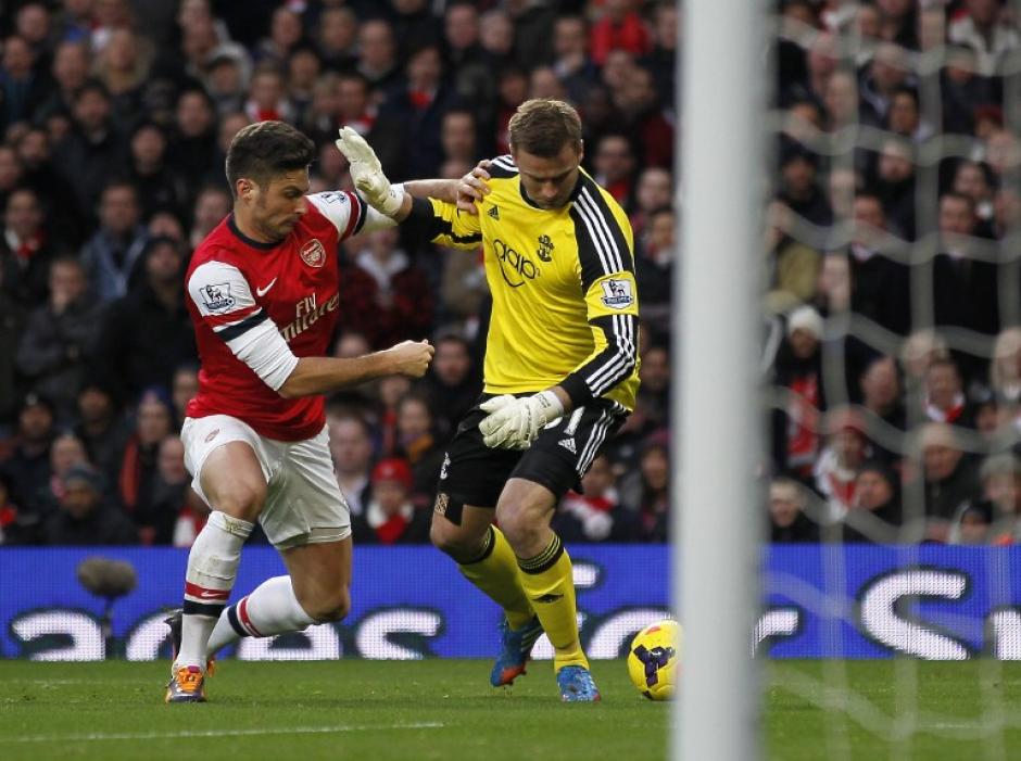 Boruc intent&oacute; regatear un bal&oacute;n ante Giroud y perdi&oacute; el control del bal&oacute;n. (Ian Kington/AFP)