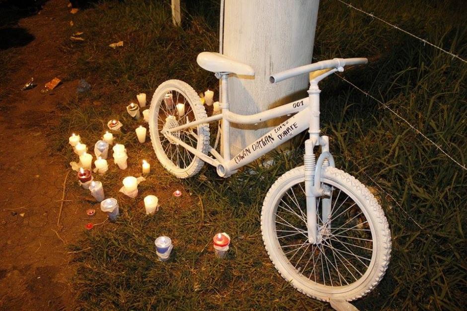 La Bici Blanca es un homenaje al ciclista que fallece atropellado. (Foto: Jorge Sent&eacute;/Soy502)