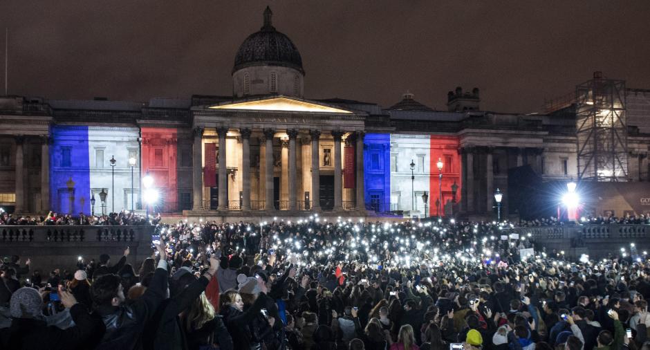 En Trafalgar Square, centro de Londres, Reino Unido, cientos de personas participan en una vigilia en honor a las v&iacute;ctimas del atentado en Par&iacute;s. (Foto: EFE)