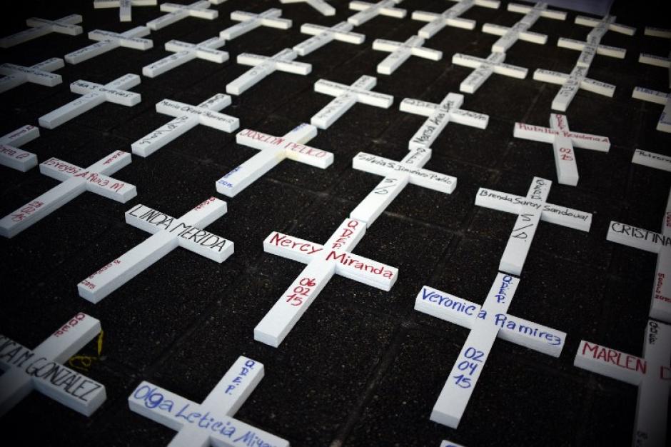 Cruces con nombres de mujeres v&iacute;ctimas de la violencia fueron llevadas por las asistentes a la caminata. (Foto: AFP)