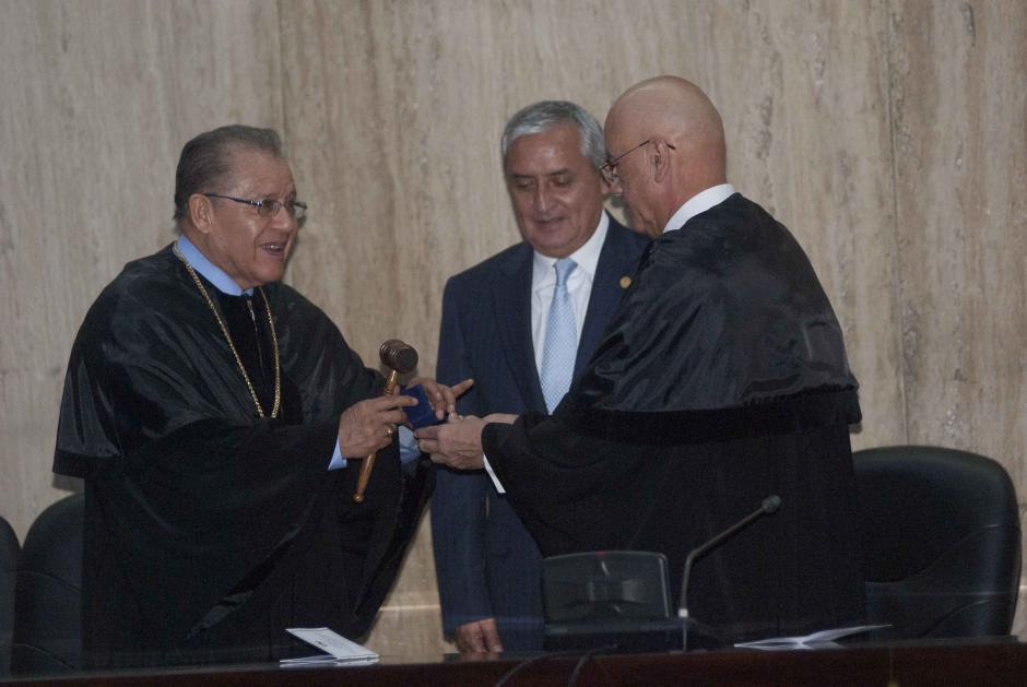 Erick &Aacute;lvarez, quien fung&iacute;a como Presidente en funciones, entreg&oacute; al Jos&eacute; Arturo Sierra, el mando como nuevo presidente del OJ. (Foto: Jes&uacute;s Alfonso/Soy502)