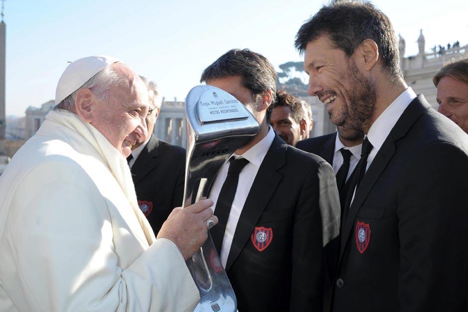 La delegaci&oacute;n del club de f&uacute;tbol argentino San Lorenzo de Almagro le entrega el trofeo conseguido al papa Francisco. (Foto: L'Osservatore Romano/EFE)
