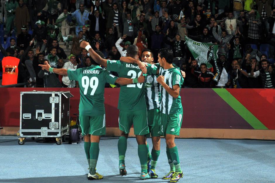 Los jugadores del Raja Casablanca de Marruecos celebran uno de los goles ante el Atl&eacute;tico Mineiro. (Foto: Yahya Arhab/EFE)
