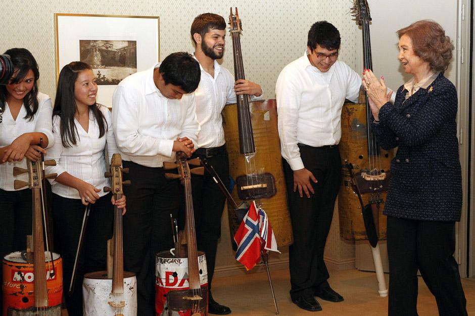 La Reina Sof&iacute;a aplaude a los miembros de la Orquesta de Instrumentos Reciclados de Cateura (Paraguay). (Foto: Sergio Barrenechea/EFE)