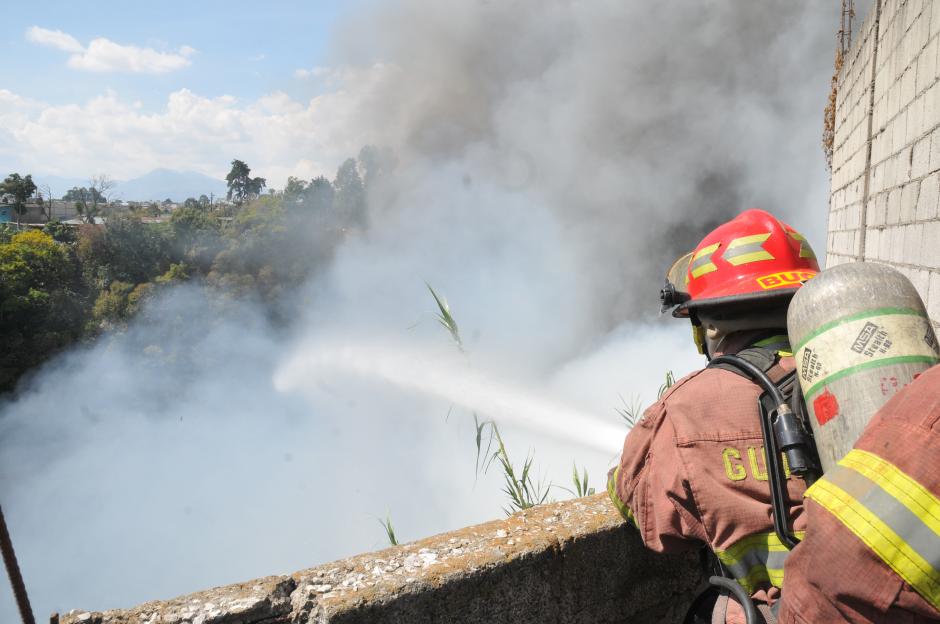 M&aacute;s de 6 horas se tardaron los Bomberos en apagar el incendio forestal de la zona 13. (Foto: Jime Franco/Nuestro Diario)