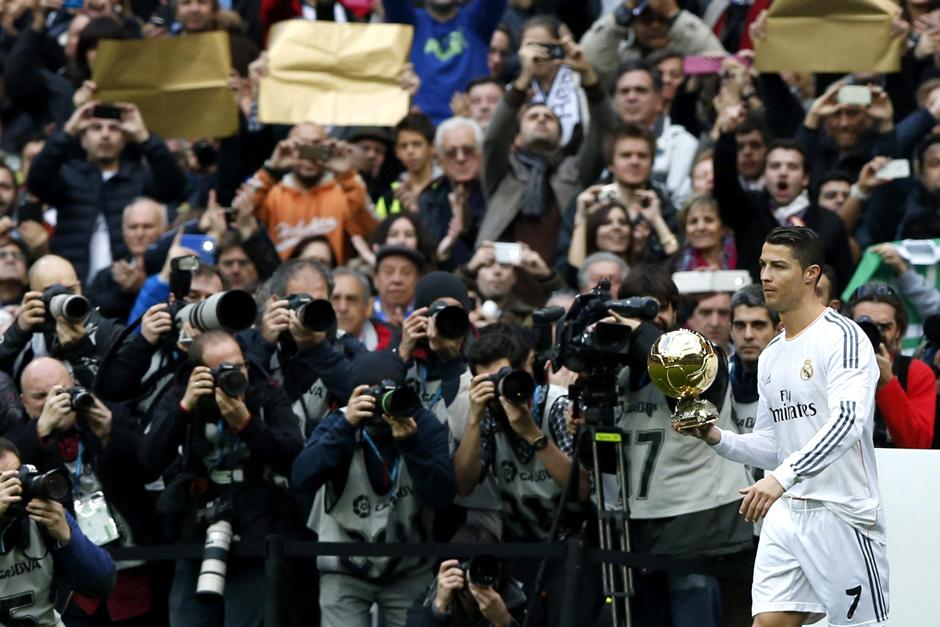 Previo al juego ante el Granada, Cristiano Ronaldo sali&oacute; a ofrecer el Bal&oacute;n de Oro a los madridistas asistentes al estadio Santiago Bernab&eacute;u. (Foto: Javier Liz&oacute;n/EFE)