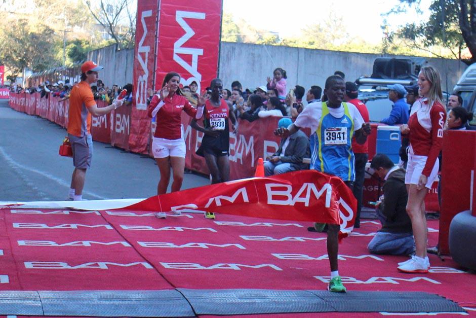 El ganador de la edici&oacute;n 77 de la "carrera de los barrios" fue el et&iacute;ope Philip Kandie. (Foto: Jos&eacute; D&aacute;vila/Soy502)