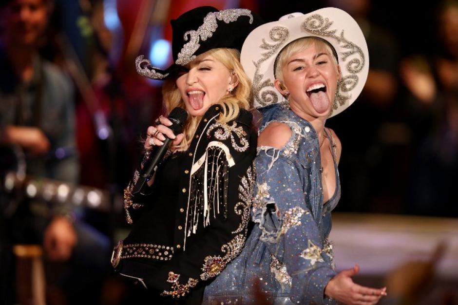 Madonna y Miley Cyrus en el escenario durante "Miley Cyrus: MTV Unplugged" (Foto: AFP)