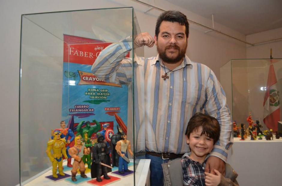 Ra&uacute;l V&aacute;squez exponiendo sus obras de arte.