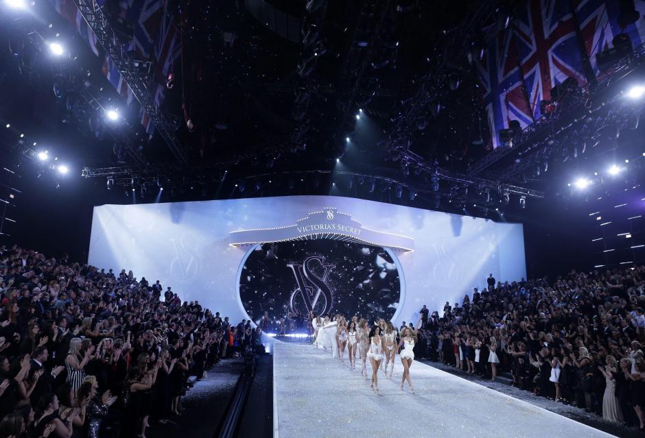     Todas las modelos volvieron a salir a la pasarela al final del desfile de otoño 2013 de la marca de lencería Victoria's Secret en Lexington Armory, Nueva York (EE.UU.). EFE/JASON SZENES