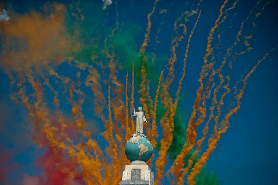    Fuegos pirot&eacute;cnicos explotan durante el desfile en honor a el Salvador del Mundo, patr&oacute;n de la ciudad de San Salvador, El Salvador. (Foto: AFP/Jos&eacute; Cabezas)