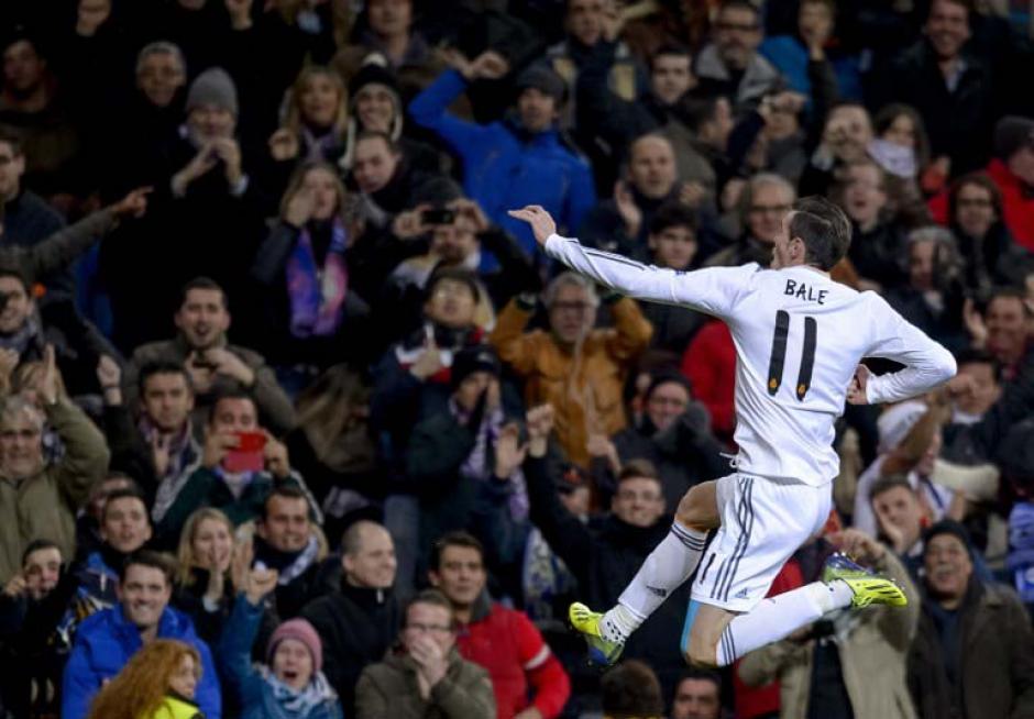 Bale volvi&oacute; a ganarse la ovaci&oacute;n completa del Bernab&eacute;u tras anotar el primer gol del juego. (Dani Pozo/AFP)