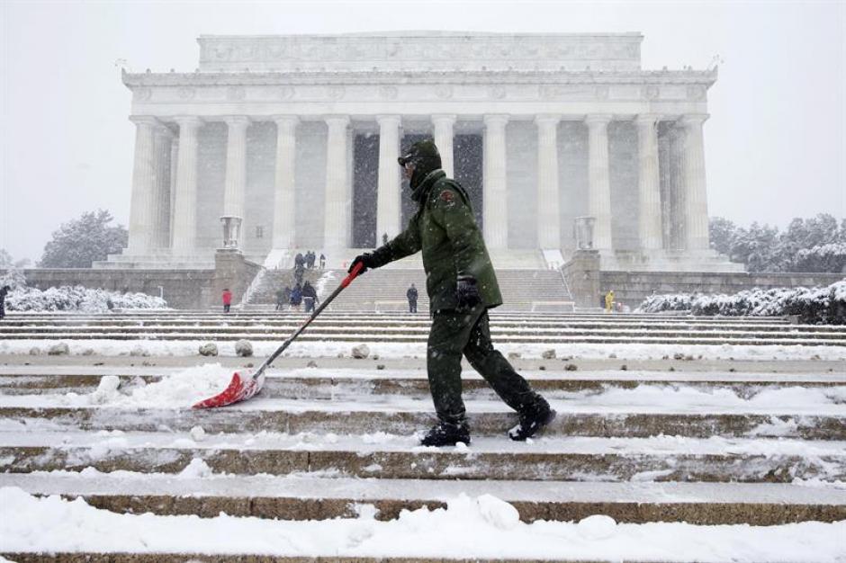 Un hombre barre la nieve en la escalera del Lincoln Memorial. &nbsp;(Foto: EFE)