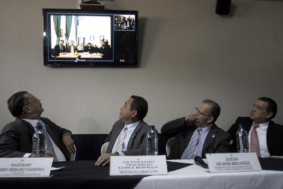 Las nuevas salas para videoconferencias entre los tribunales del pa&iacute;s y el Centro Preventivo de la Zona 18, permitir&aacute; reducir los niveles de violencia. En la foto, miembros del Organismo Judicial y del Ministerio de Gobernaci&oacute;n hacen una prueba. (Foto: Jes&uacute;s Alfonso/soy502)
