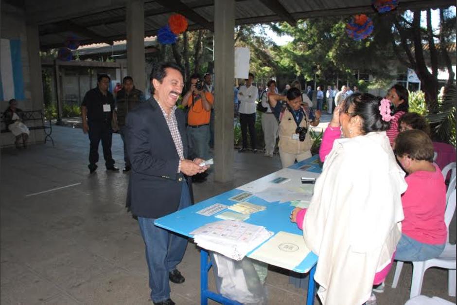 Mario David Garc&iacute;a, candidato Presidencial del Partido Patriota (PP), al momento de ingresar su voto en la urna. (Foto: Pablo Sol&iacute;s/Soy502)