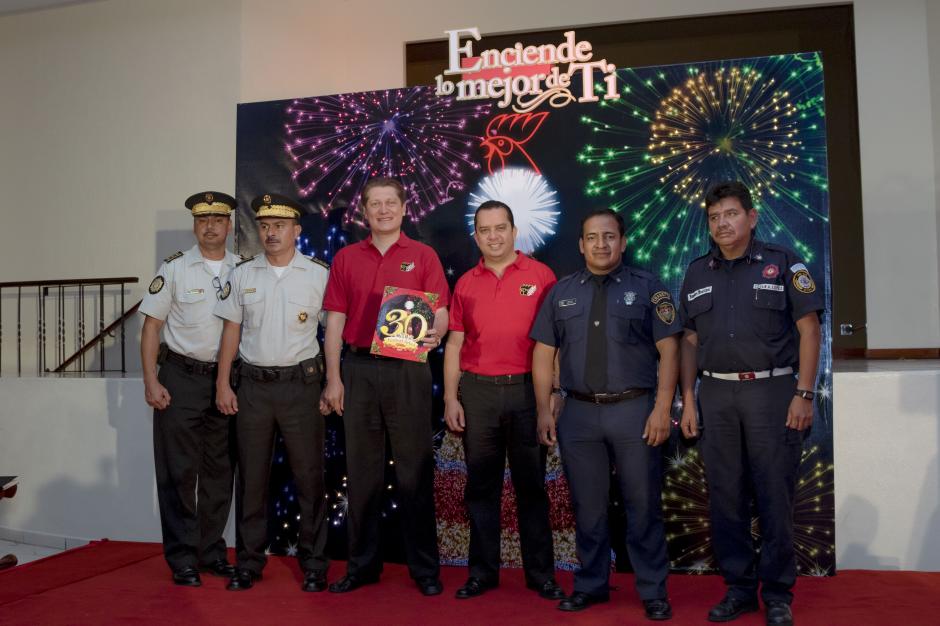 De izquierda a derecha: dos representantes de la PNC; Rodrigo Gavarrete, vocero de la Cervecer&iacute;a; Ricardo Pontaza, gerente de marca Gallo, Am&iacute;lcar Montejo, vocero de la PMT, y C&eacute;sar L&oacute;pez, oficial de Bomberos Municipales. (Foto: Eddie Lara/Soy502)