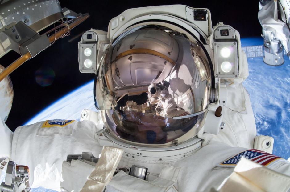 El astronauta estadounidense Terry Virts envi&oacute; esta selfie por Twitter luego de completar una serie de caminatas espaciales con su colega Barry Wilmore. (Foto: Terry Virts)