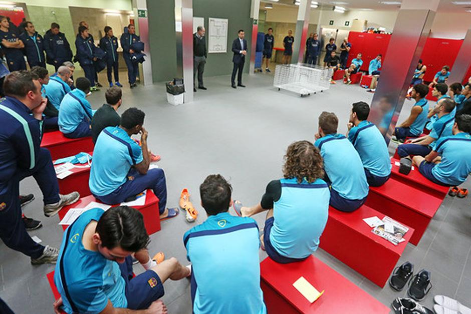 Previo al entrenamiento matutino del Barcelona, los jugadores recibieron la visita del nuevo presidente del club, Josep Mar&iacute;a Bartomeu. (Foto: Miguel Ruiz/FCB)