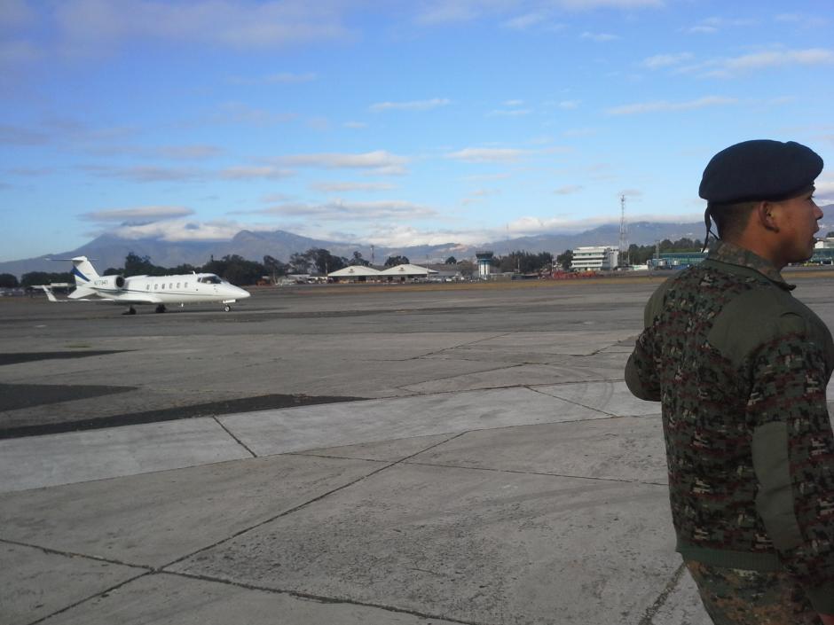 La aeronave que extradit&oacute; a la colombiana Sonia Cruz permaneci&oacute; en la Fuerza A&eacute;rea. Foto:Evelyn de Le&oacute;n
