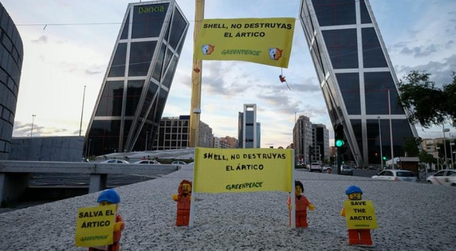 Bajo el lema &ldquo;Lego &iquest;C&oacute;mo vas a reconstruir lo que Shell destruya?&rdquo;, la organizaci&oacute;n ecologista ha presentado esta campa&ntilde;a a nivel mundial. (Foto: EFE)