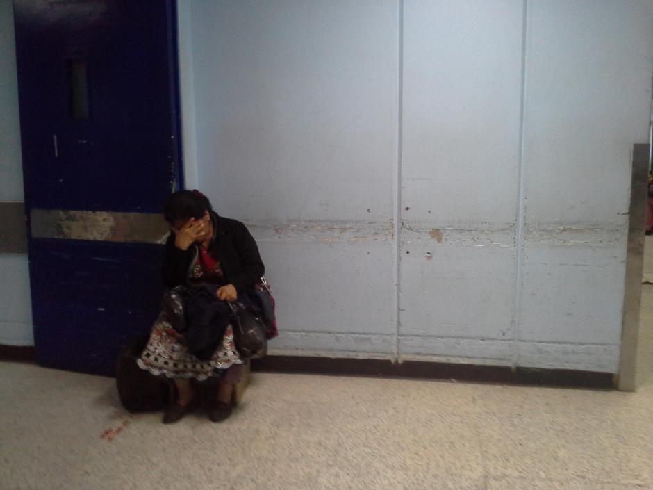 Una mujer espera ser atendida en una de las salas de la Emergencia del Hospital San Juan de Dios. (Foto:Evelyn de León/Soy502)&nbsp;