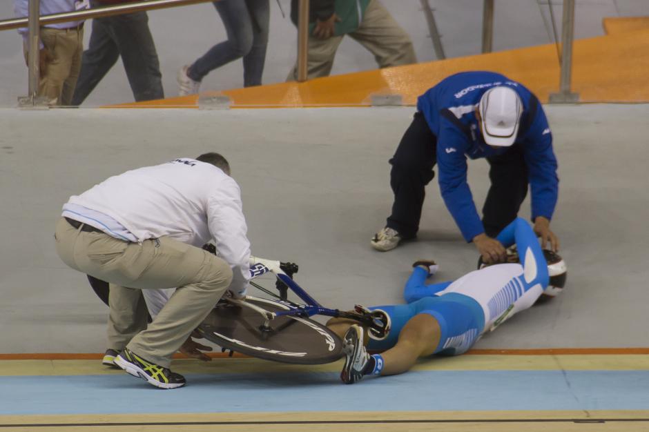La ca&iacute;da del ciclista guatemalteco Mario Garc&iacute;a en el velodromo de Xalapa, Veracruz. (Foto: Fernando Rodr&iacute;guez)