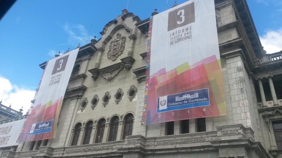 Mantas que hacen alusión al tercer informe de Gobierno fueron colgadas en el exterior del Palacio Nacional de la Cultura. (Foto:Soy502)&nbsp;