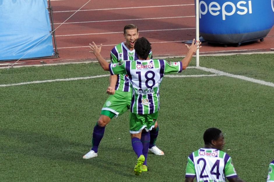 Los jugadores antigue&ntilde;os celebran la anotaci&oacute;n de Olman Vargas que les dio el triunfo de visita ante Comunicaciones. (Foto: Johan Ordo&ntilde;ez/Nuestro Diario)