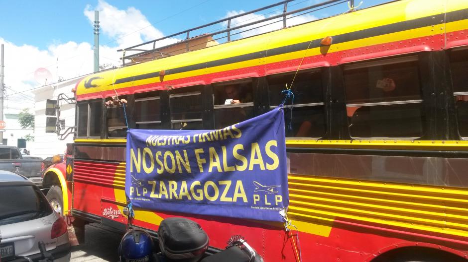 Por segundo d&iacute;a consecutivo, simpatizantes del Partido Libertador Progresista (PLP) llegaron al Tribunal Supremo Electoral para intentar demostrar que no hay anomal&iacute;as en las firmas de los afiliados. (Foto:Soy502)