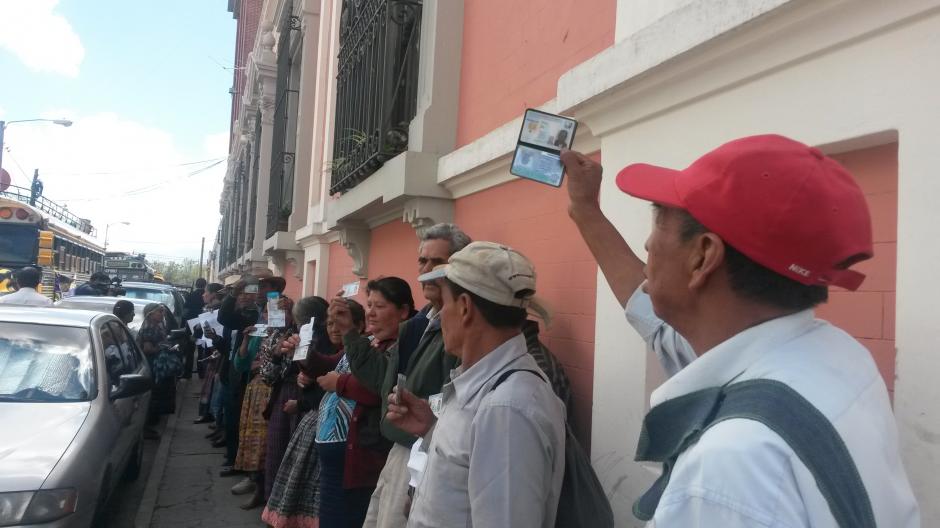 Cerca de 300 personas llegaron al TSE, documento de identificaci&oacute;n en mano, para manifestar a favor del PLP. (Foto: Soy502)