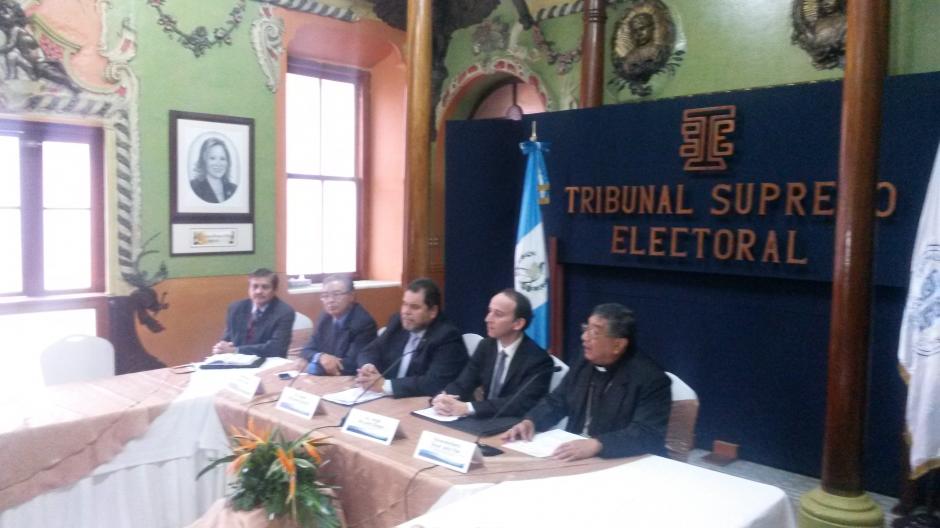 Los miembros del G4 brindan conferencia de prensa luego de reunión con magistrados del TSE. (Foto: Soy502)&nbsp;