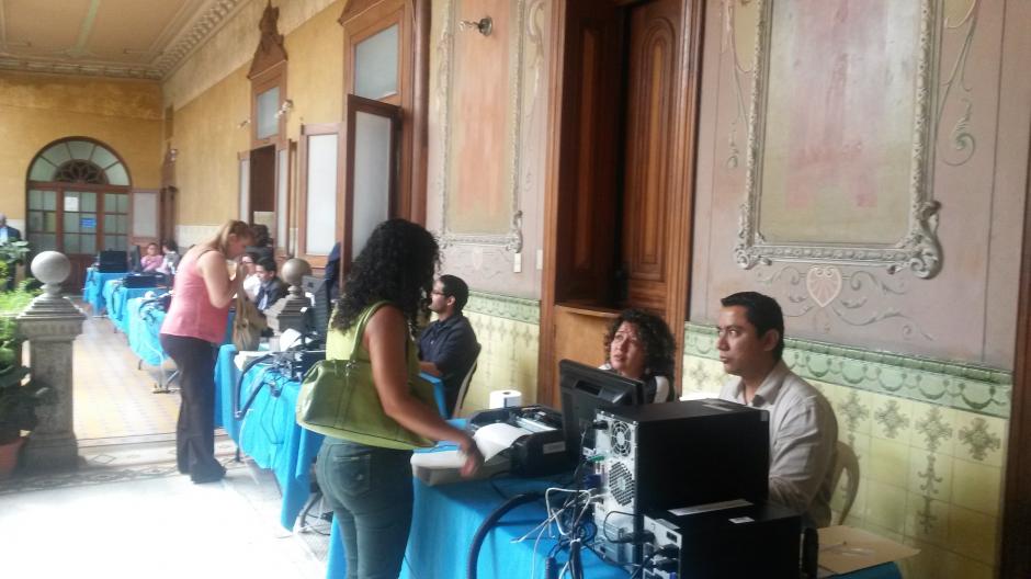 Decenas de personas se acercaron para poder empadronarse o actualizar sus datos en el Tribunal Supremo Electoral. (Foto: Soy502)