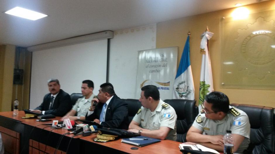 Autoridades del Ministerio de Gobernación y la Policía Nacional Civil dieron conferencia de prensa para explicar los avances en resolver la crísis de falta de combustible. (Foto: Soy502)