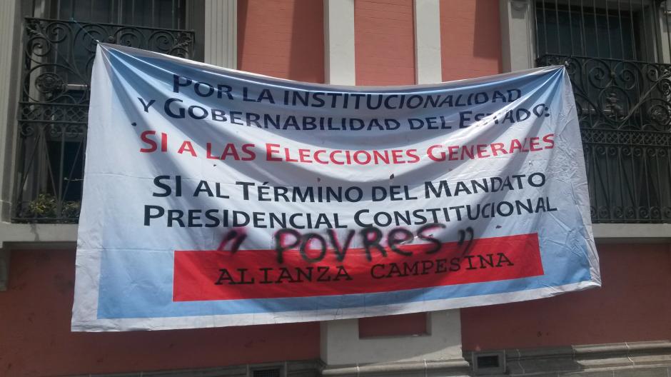 La manifestación realizada este lunes terminó frente al TSE con fuertes consignas e incluso amenazas. (Foto: Soy502)