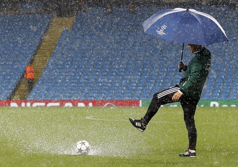 La fuerte lluvia no dejaba correr al cien por ciento el bal&oacute;n. (Foto: Twitter)