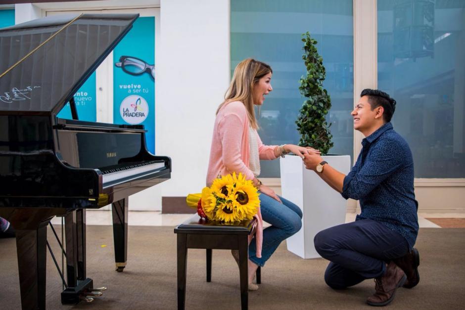 Milo Ochoa le propone matrimonio a Stephanie G&oacute;mez. (Foto: Santos Fotograf&iacute;a/Facebook)