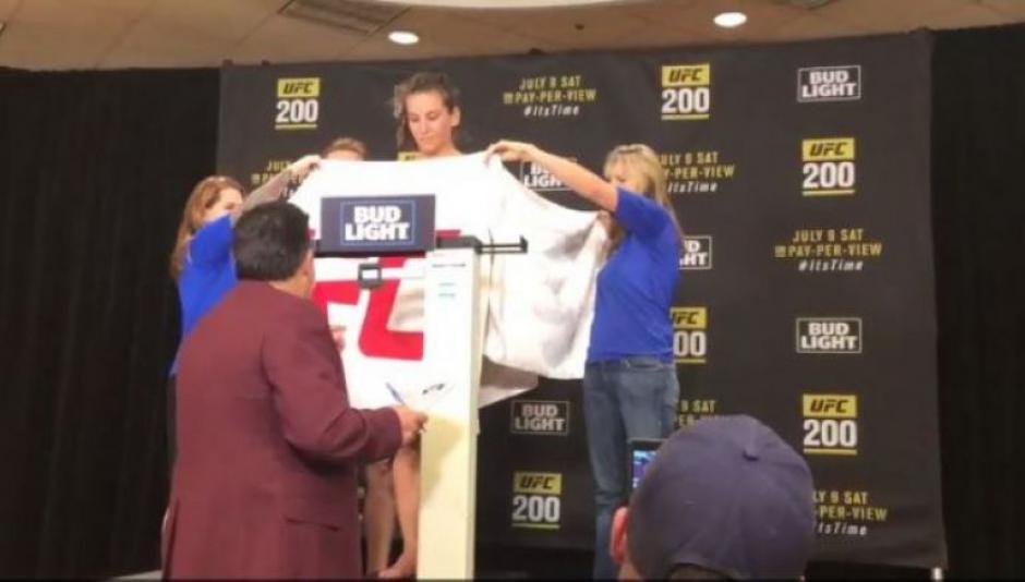 Miesha Tate se desnuda para el pesaje del UFC 200. (Foto: Catura de video)