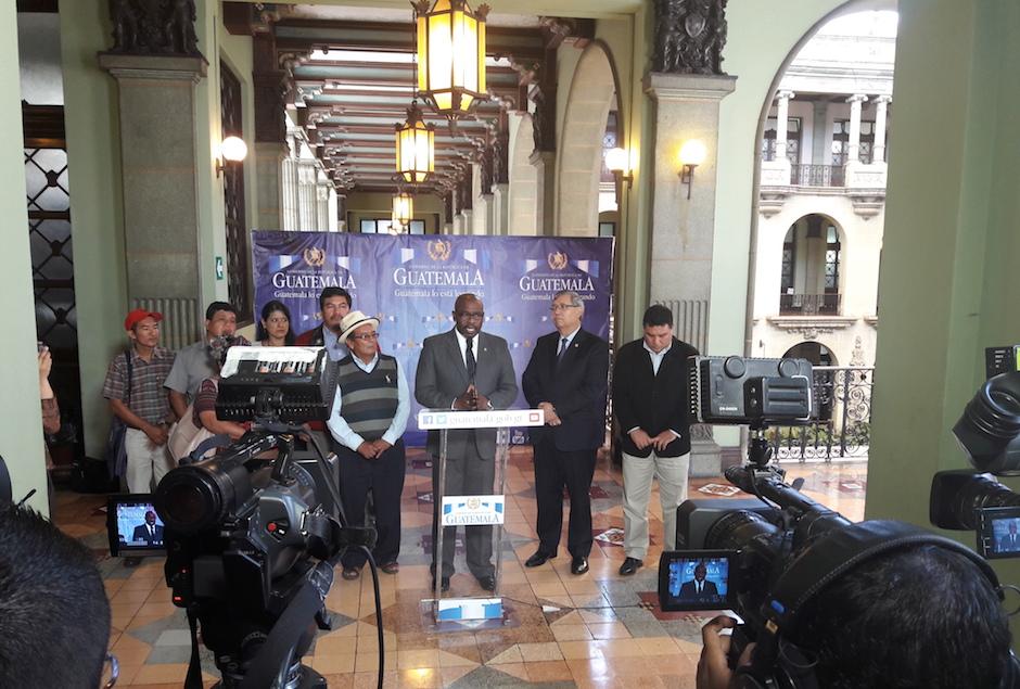 El ministro de Ambiente y Recursos Naturales, Sydney Samuels present&oacute; un informe sobre desv&iacute;o de r&iacute;os. (Foto: Javier Lainfiesta/Soy502) 